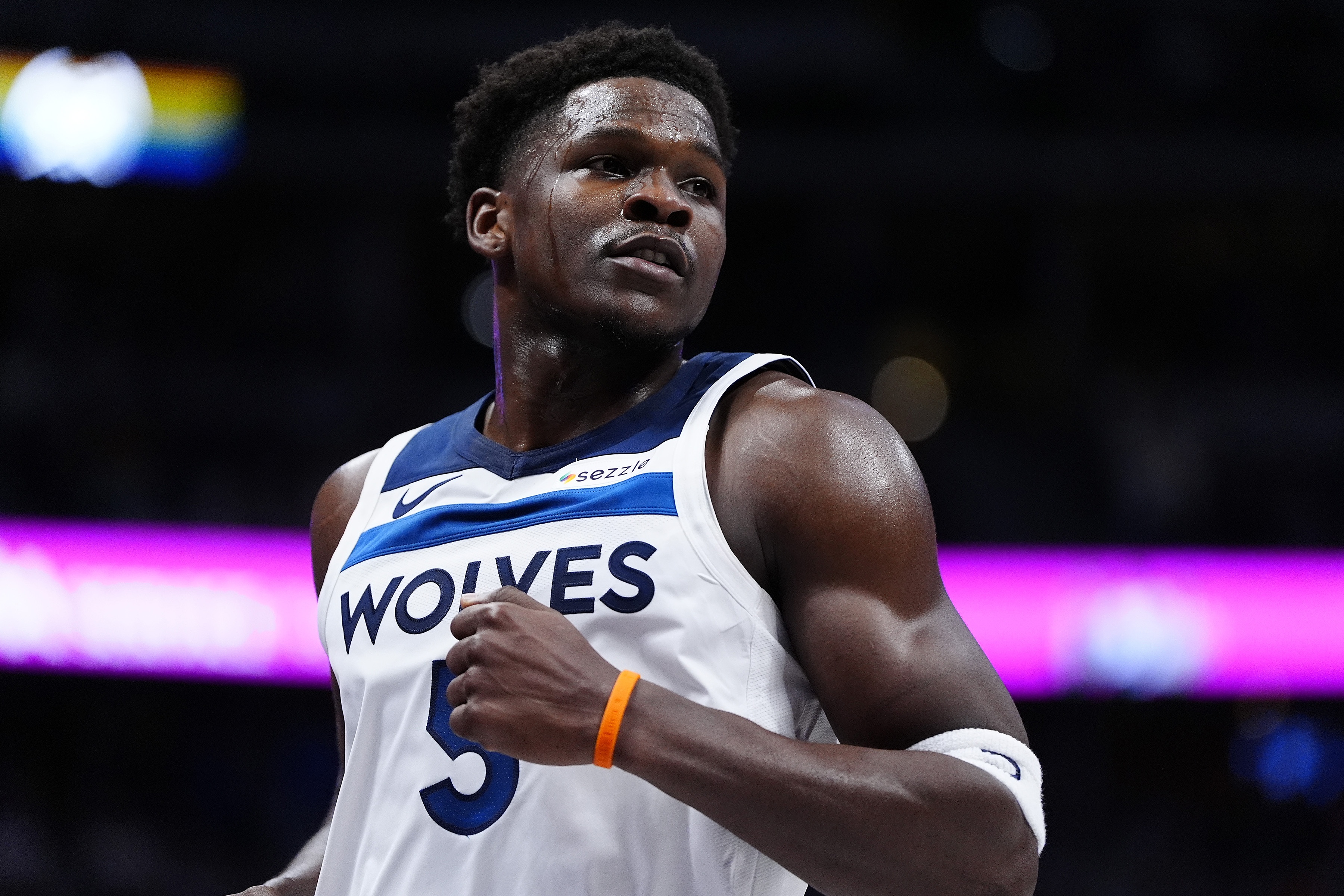 爱德华兹最近9场场均31.3分4.8板3.7助1.9断 投篮54.6% 三分42.9%