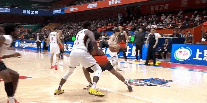 在线体育游戏娱乐平台-琼斯背打至篮下强起上篮，被约翰逊单手按下